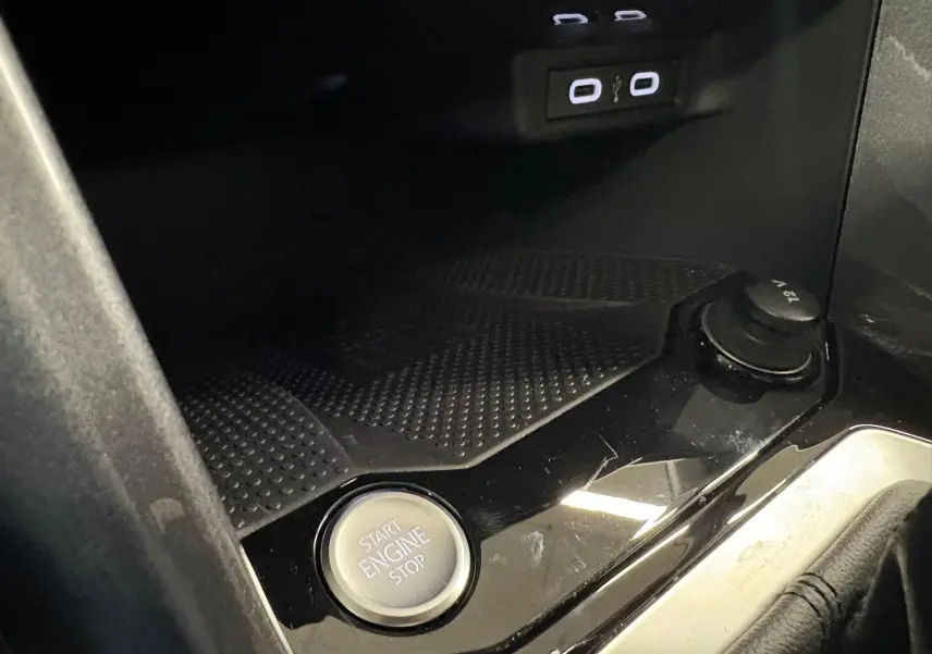 Gros plan sur le bouton Start/Stop et prises USB dans l'habitacle noir du Volkswagen T-Roc 2025.