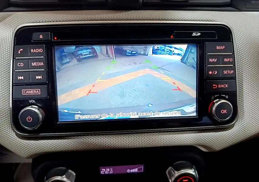 Écran tactile central de la Nissan Micra IG-T 90 N-Connecta 2017 affichant la caméra de recul en vue arrière.