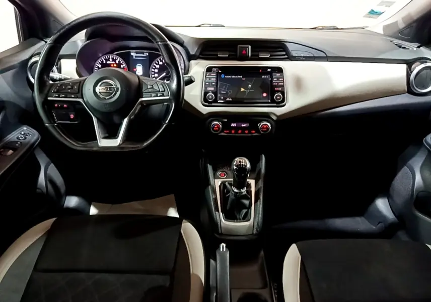 Vue intérieure avant de la Nissan Micra IG-T 90 N-Connecta 2017, volant cuir multifonctions et écran tactile central.