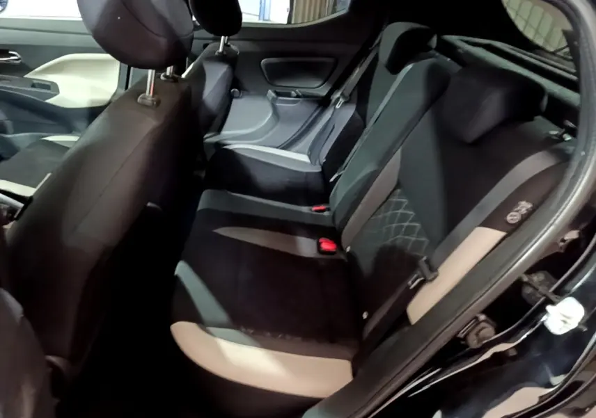 Vue côté droit sur l'intérieur arrière noir et beige de la Nissan Micra IG-T 90 N-Connecta avec sièges tissu et cuir.