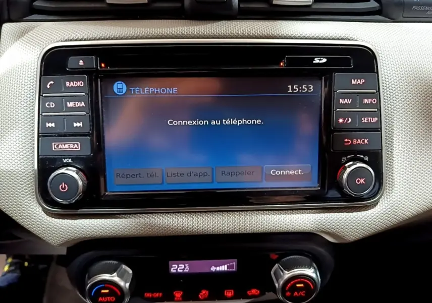 Écran tactile central de la Nissan Micra IG-T 90 N-Connecta 2017 affichant la connexion au téléphone, vue frontale rapprochée.