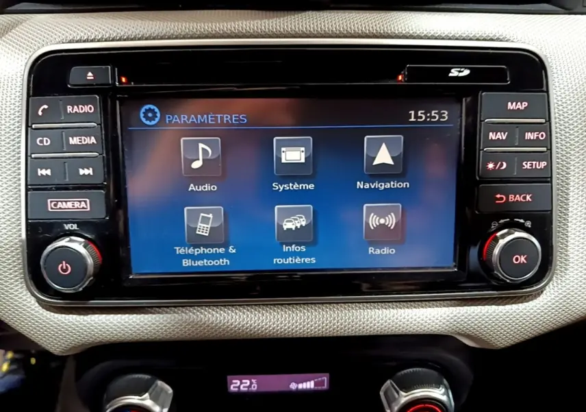 Écran tactile central du système de navigation de la Nissan Micra IG-T 90 N-Connecta 2017, vue de face.