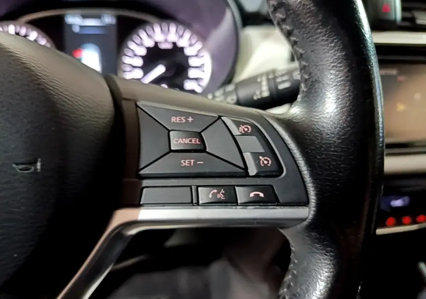 Gros plan sur le volant cuir noir de la Nissan Micra IG-T 90 N-Connecta 2017, boutons multifonctions côté droit.