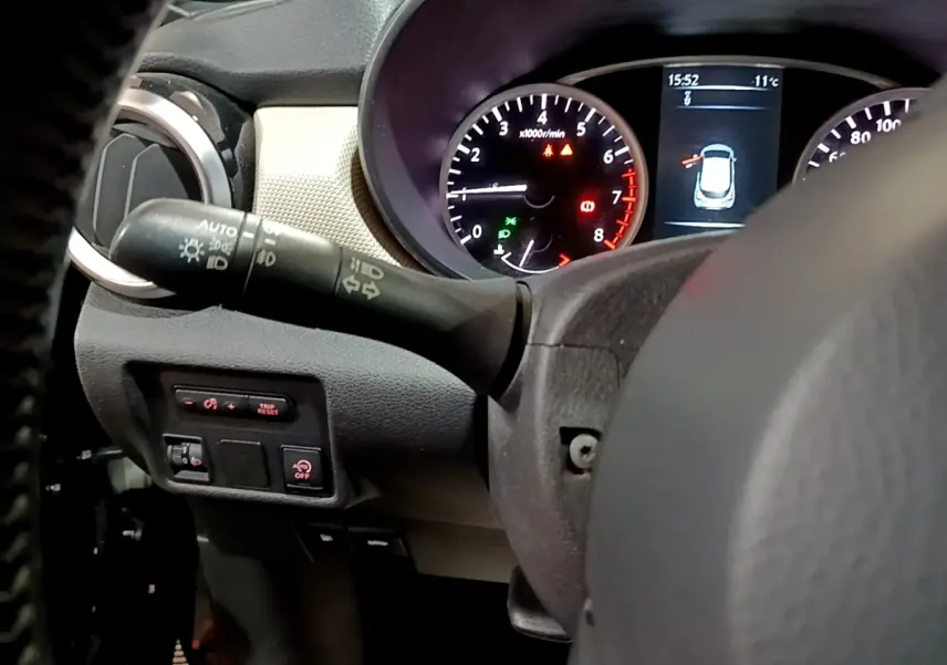 Vue rapprochée du tableau de bord et du volant cuir noir de la Nissan Micra IG-T 90 N-Connecta avec affichage digital.