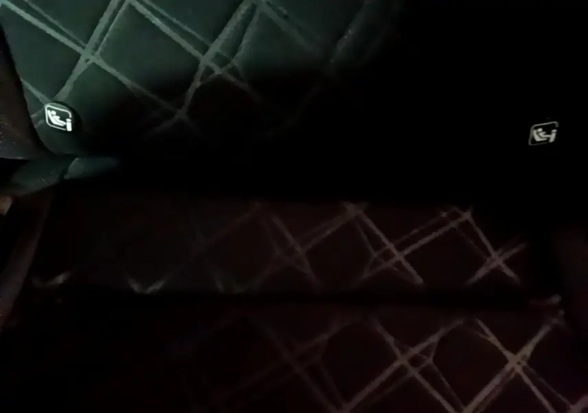 Banquette arrière noire de la Nissan Micra IG-T 90 N-Connecta 2017 avec fixation Isofix visible de face.