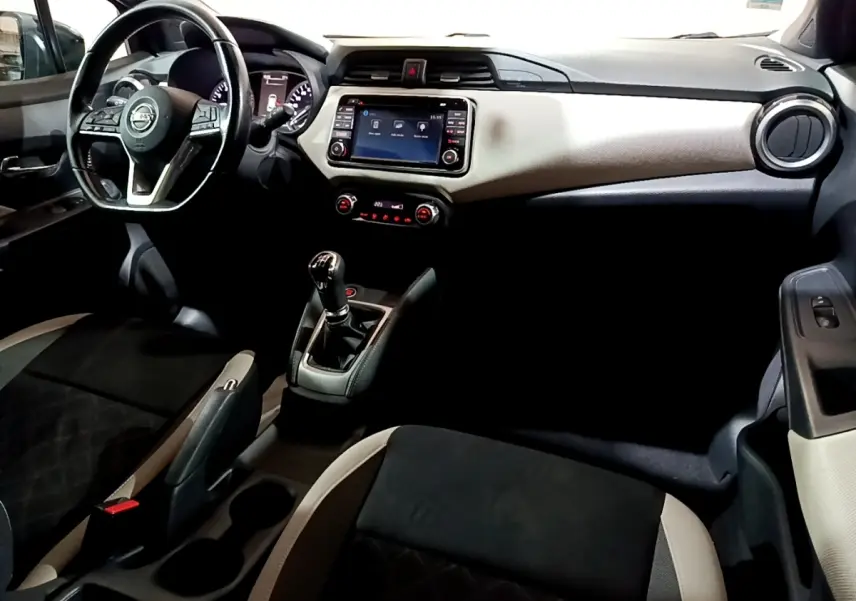 Vue intérieure avant droite de la Nissan Micra IG-T 90 N-Connecta 2017, volant cuir, écran tactile et levier de vitesses manuel.