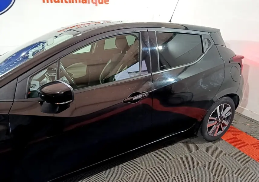 Vue latérale droite d'une Nissan Micra noire 2017 avec vitres teintées et jantes alliage distinctives.