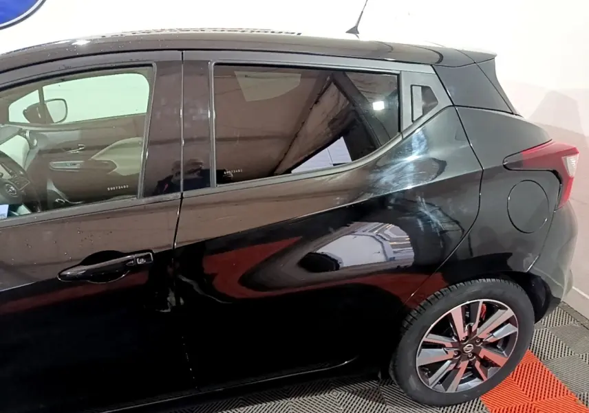 Vue latérale gauche d'une Nissan Micra noire de 2017, mettant en valeur la jante alliage et la silhouette compacte.