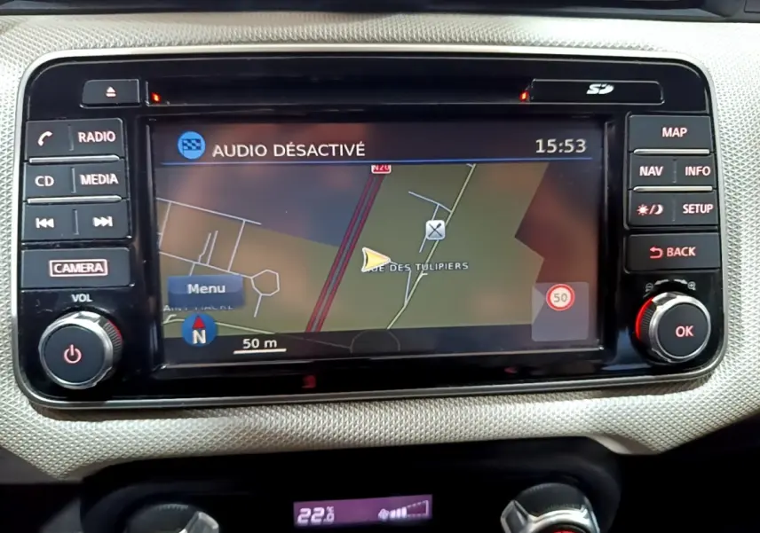 Gros plan sur l'écran tactile de navigation 7 pouces de la Nissan Micra IG-T 90 N-Connecta, tableau de bord clair.