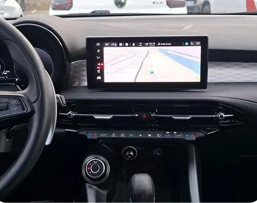 Gros plan sur la roue avant gauche d'une Alfa Romeo Tonale vert foncé avec étrier de frein rouge et jante noire et argent.