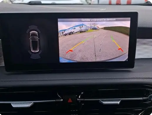 Gros plan sur la roue avant droite d’un Alfa Romeo Tonale vert foncé avec étrier de frein rouge et jante à cinq cercles.