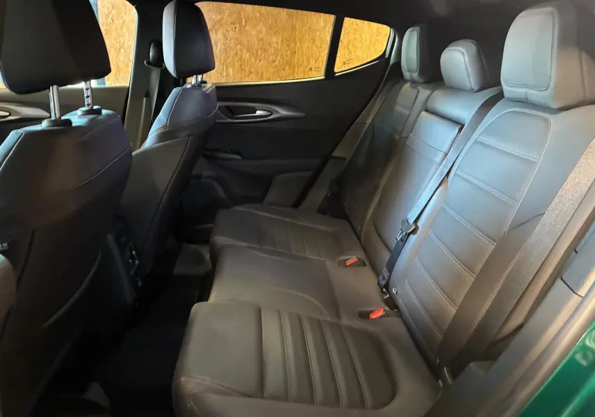 Vue intérieure côté droit des sièges arrière en cuir noir de l'Alfa Romeo Tonale vert foncé 2022.