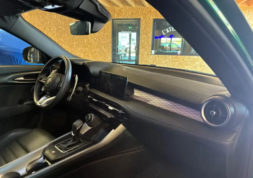 Intérieur noir de l'Alfa Romeo Tonale 1.5 MHEV 2022, vue côté conducteur sur tableau de bord et console centrale.