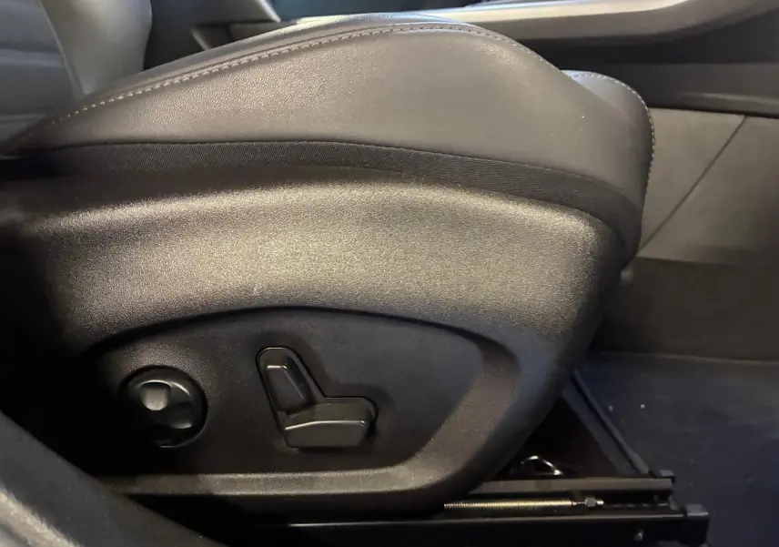 Gros plan sur les commandes de réglage électrique du siège avant en cuir noir de l'Alfa Romeo Tonale 2022.