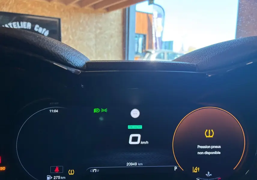 Vue rapprochée du tableau de bord numérique de l'Alfa Romeo Tonale 2022, affichant un avertissement de pression pneus.