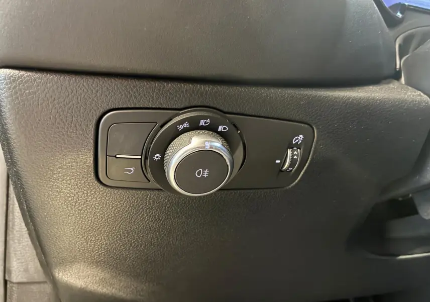 Gros plan sur le bouton de commande des feux et réglage de luminosité dans l'Alfa Romeo Tonale 1.5 MHEV 130 TCT7 Edizione Speciale.