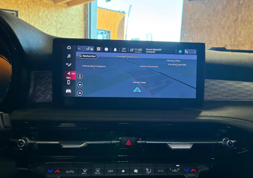 Écran tactile central affichant la navigation GPS dans l'habitacle noir de l'Alfa Romeo Tonale 2022.