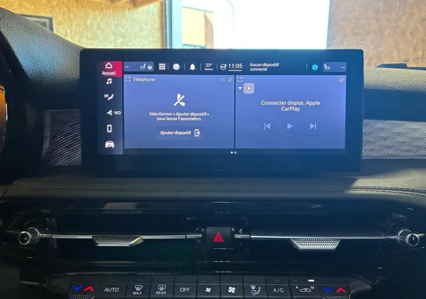 Écran tactile central de l'Alfa Romeo Tonale 2022 affichant les options téléphone et Apple CarPlay, tableau de bord noir.