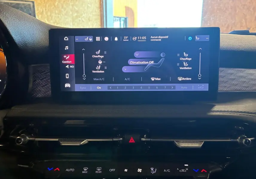 Écran tactile central de l'Alfa Romeo Tonale 2022 affichant les réglages de climatisation, intérieur noir.