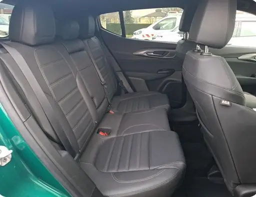 Vue arrière d'une Alfa Romeo Tonale vert foncé, avec feux arrière fins et logo centré sur le hayon.