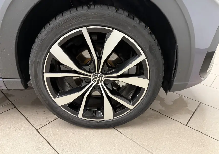 Gros plan sur la jante alliage 18 pouces bicolore du côté avant droit du Volkswagen Taigo gris cendre.