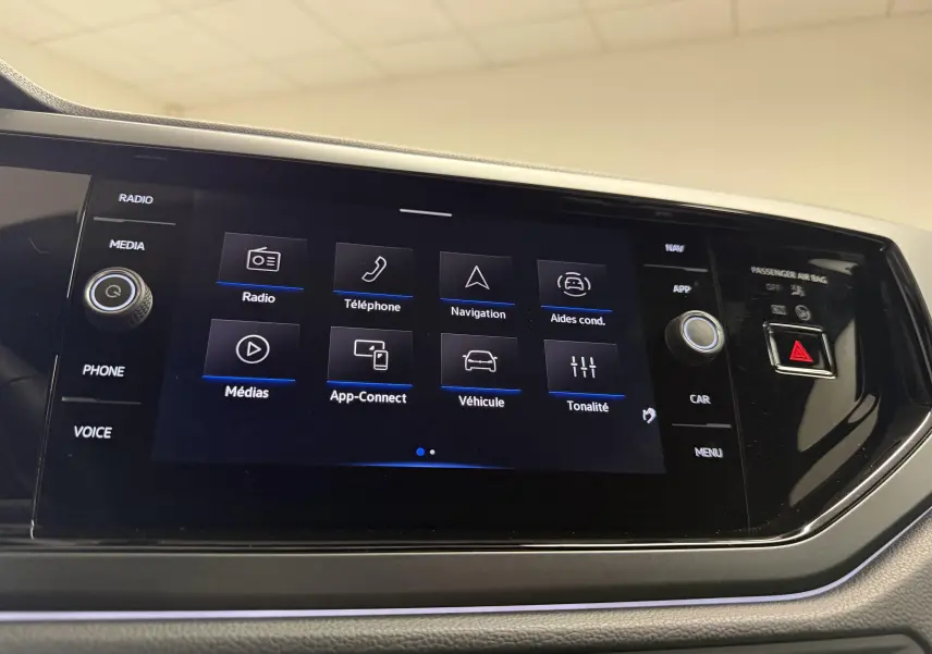 Écran tactile central du tableau de bord du Volkswagen Taigo gris cendre, affichant le menu principal multimédia.