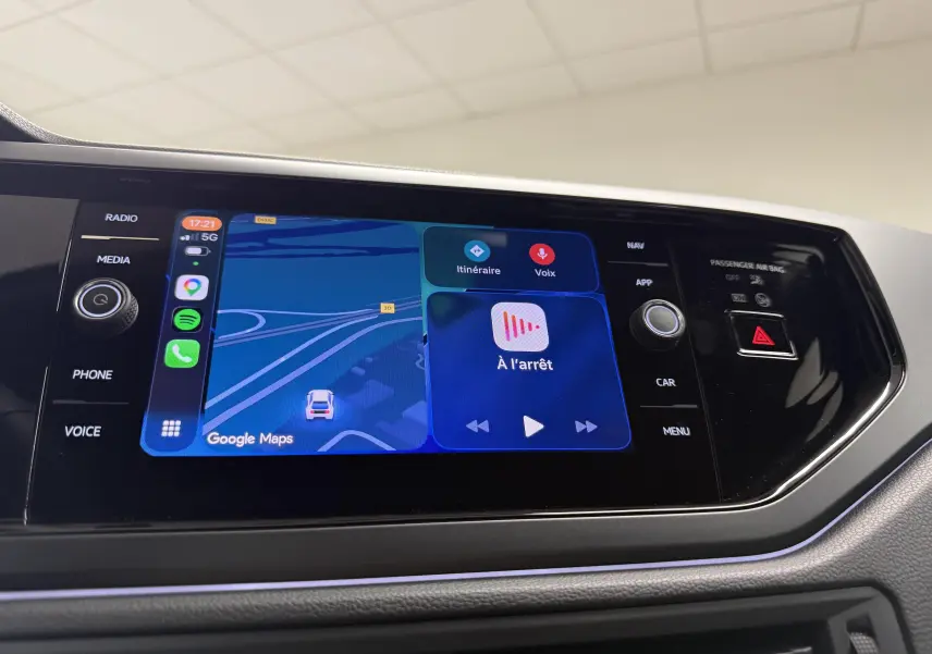Écran tactile central du Volkswagen Taigo 1.0 TSI R-Line Edition affichant Google Maps et commandes multimédia.