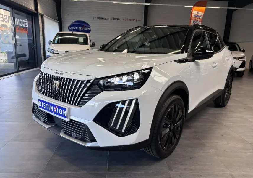 Peugeot 2008 hybride 2026 blanc, vue 3/4 avant droit, calandre noire et jantes alliage noires.