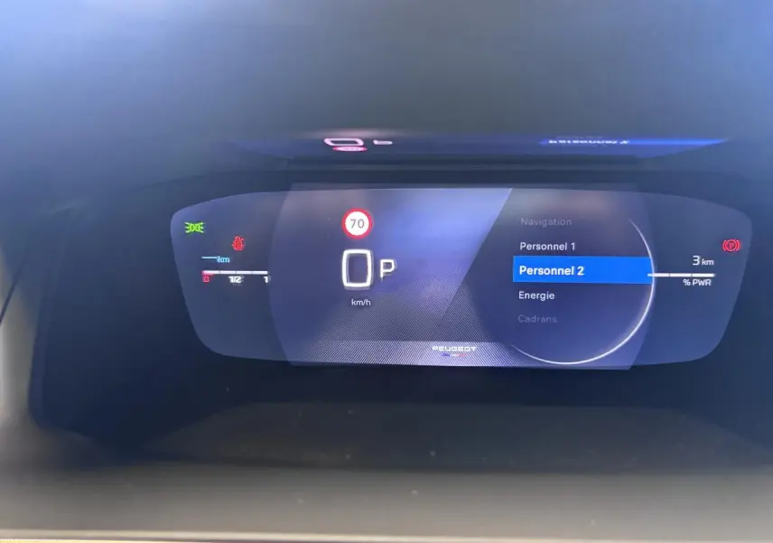 Affichage numérique du combiné de bord du Peugeot 2008 Hybrid, montrant la vitesse à 0 km/h et menu de navigation.