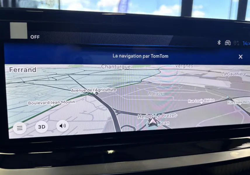 Écran tactile 10 pouces de navigation 3D TomTom dans le tableau de bord du Peugeot 2008 hybride.