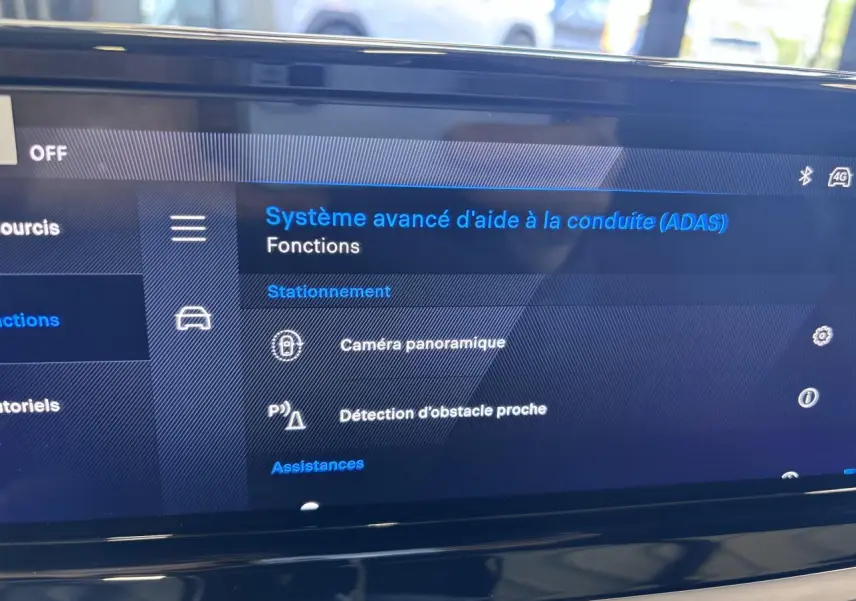 Écran tactile intérieur du Peugeot 2008 Hybrid affichant les options avancées d’aide à la conduite.