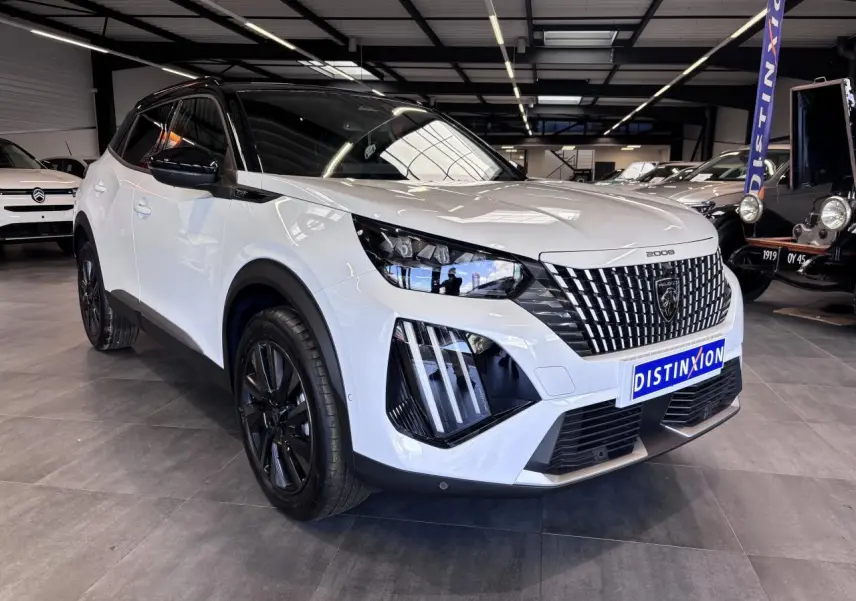 Peugeot 2008 hybride 2026 vue 3/4 avant gauche, carrosserie blanche et toit noir avec jantes noires.