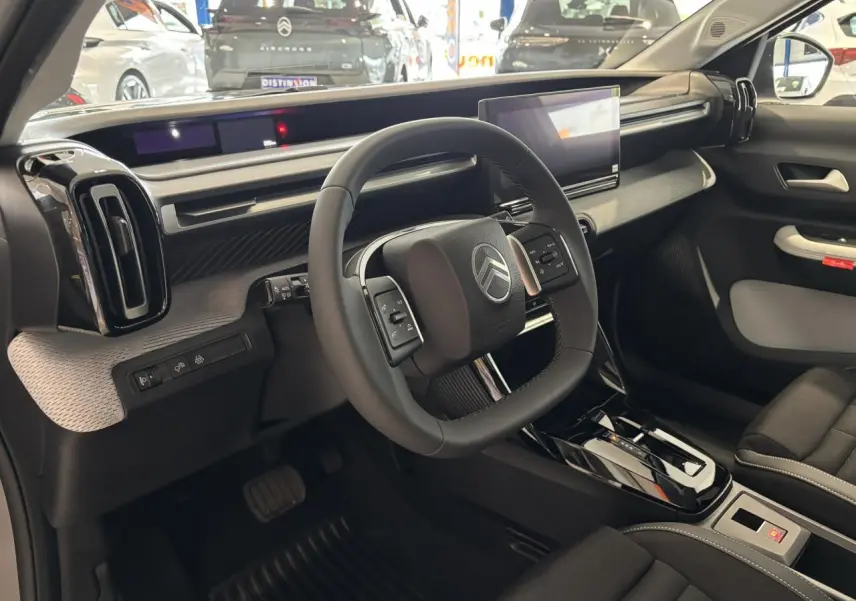 Intérieur avant droit du Citroën C3 Aircross 2026, volant carré, tableau de bord moderne avec écran tactile.