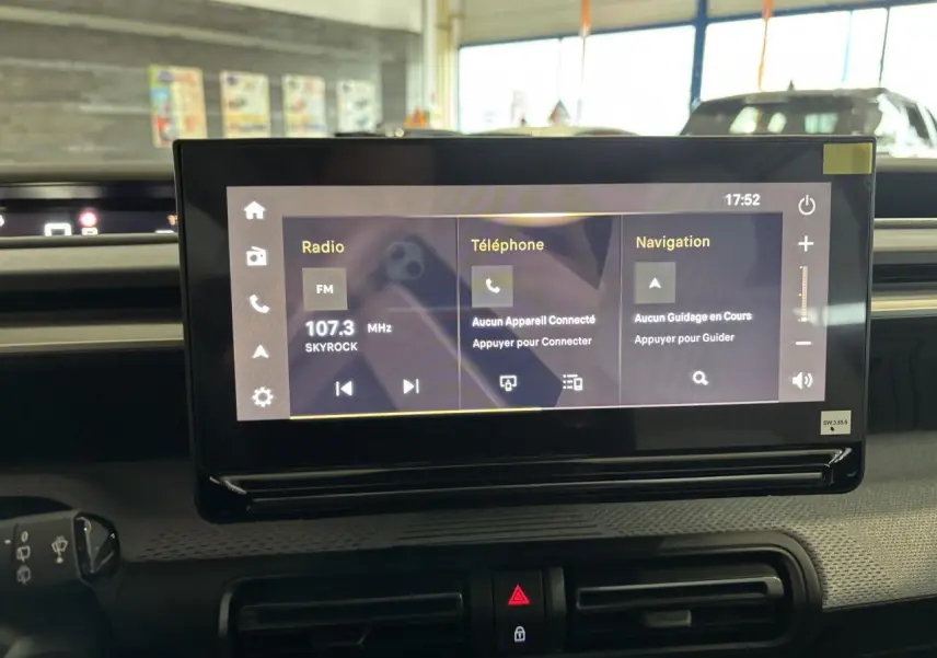 Écran tactile central de la Citroën C3 Aircross 2026 affichant radio, téléphone et navigation, intérieur noir.