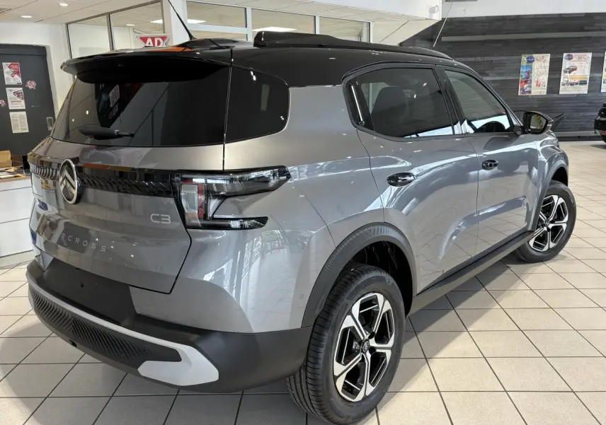 Vue 3/4 arrière droite du Citroën C3 Aircross 2026 gris métallisé avec toit noir et jantes alliage 17 pouces.