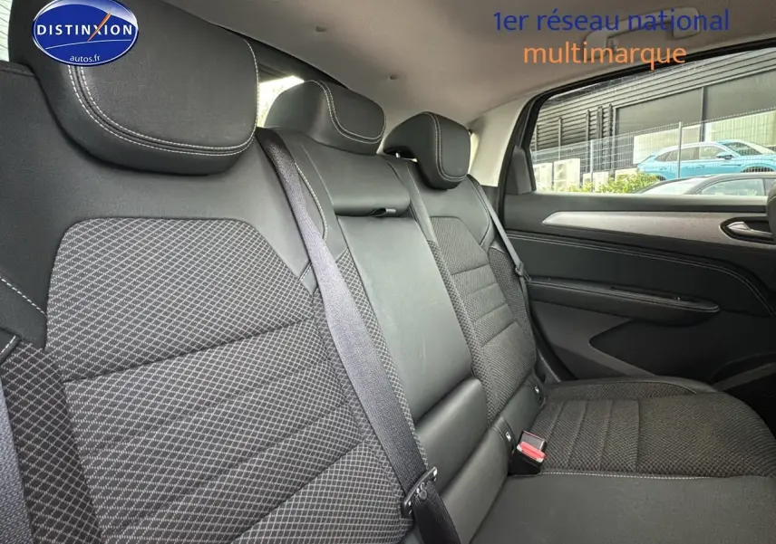 Vue intérieure montrant la banquette arrière en cuir/suédine noire du Renault Arkana 1.6 e-tech hybride 145 Techno.