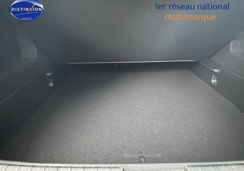 Coffre ouvert d’une Renault Arkana gris 1.6 e-tech hybride 2022, montrant un espace de rangement vide.