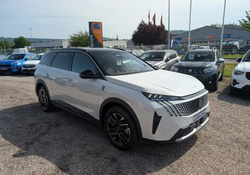 Peugeot 5008 blanc vue 3/4 avant droit, avec toit noir et jantes alliage noires brillantes.