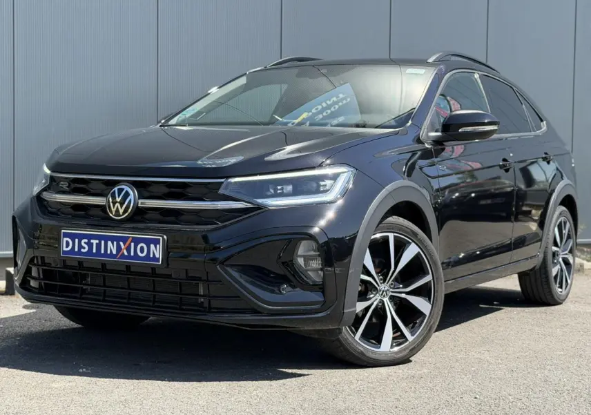 Volkswagen Taigo TSI 116 DSG R-Line noir, vue 3/4 avant avec jantes alliage 18 pouces Misano et phares Matrix LED.