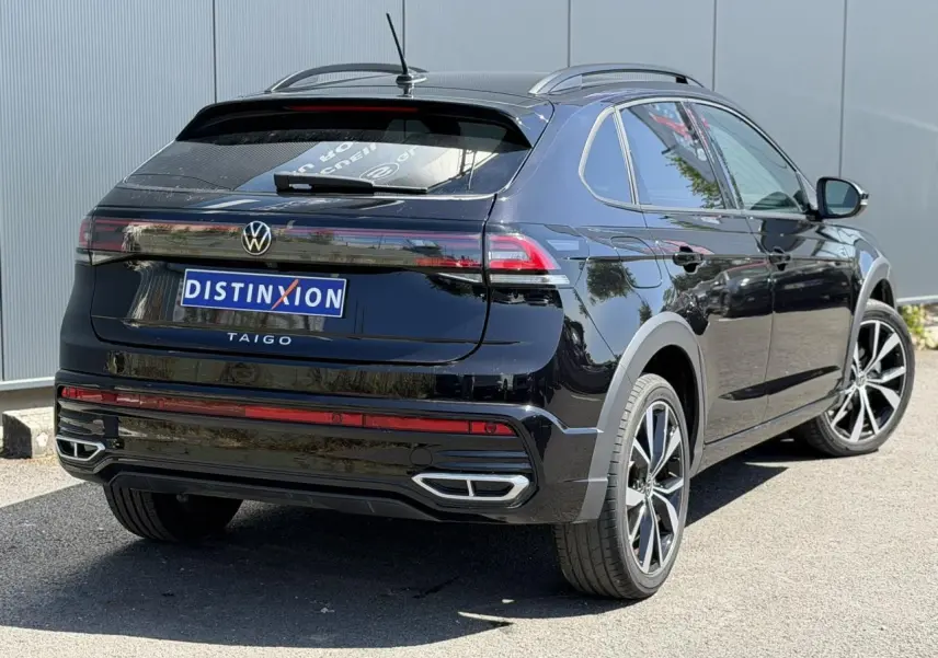 Vue 3/4 arrière droite du Volkswagen Taigo noir 2025 avec jantes alliage 18 pouces et feux LED distinctifs R-Line.