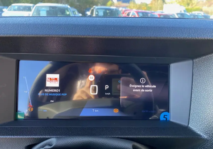 Combiné numérique 10 pouces HD couleur du Peugeot Expert Fourgon M gris titane affichant la vitesse et alertes.
