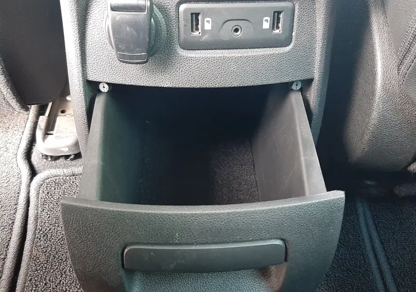 Vue plongeante sur le rangement central avec ports USB et prise jack du Renault Scénic IV gris cassiopée, intérieur noir.