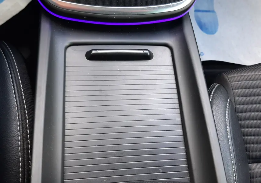 Bouton Start Stop noir en gros plan sur tableau de bord en cuir noir avec surpiqûres blanches dans Renault Scenic IV 2020.