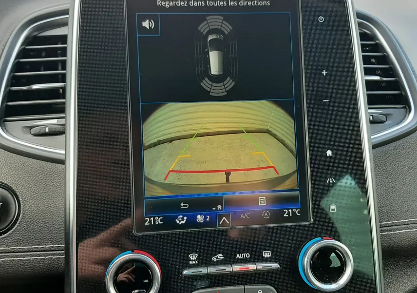 Écran tactile central du tableau de bord du Renault Scénic IV avec navigation et réglages climatisation.