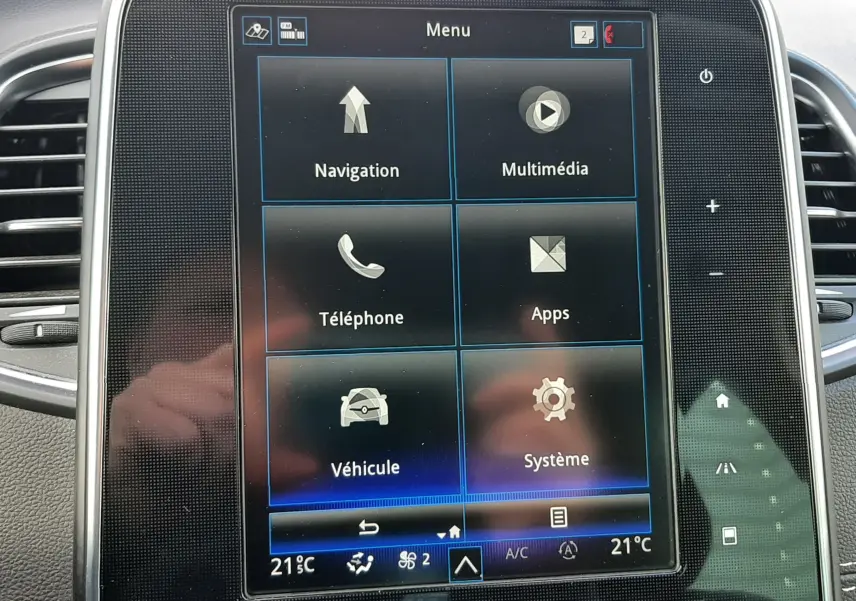 Écran tactile central de la Renault Scénic IV 2020 affichant la radio FM et les commandes de climatisation.