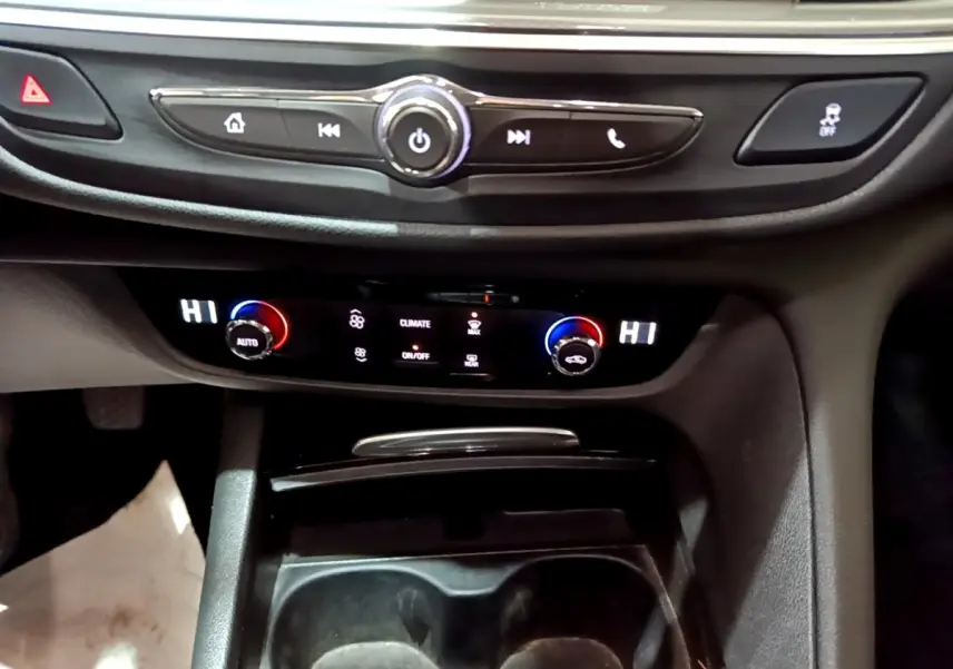 Vue rapprochée du tableau de bord de l'Opel Insignia 2019, avec commandes climatisation digitale et boutons multifonctions noirs.