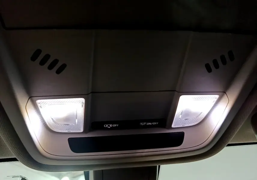 Plafonnier intérieur allumé de l’Opel Insignia 2019, vue en léger contre-plongée vers le toit clair.