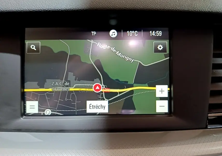 Écran tactile du système de navigation 8 pouces de l’Opel Insignia rouge, vue rapprochée du tableau de bord.