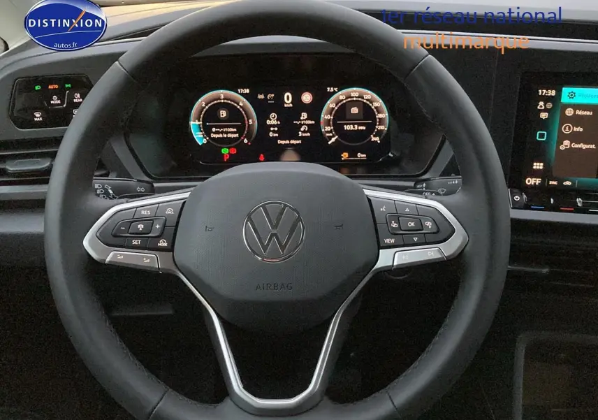 Vue rapprochée du volant cuir multifonction et du tableau de bord numérique du Volkswagen Caddy bleu métallisé 2025.