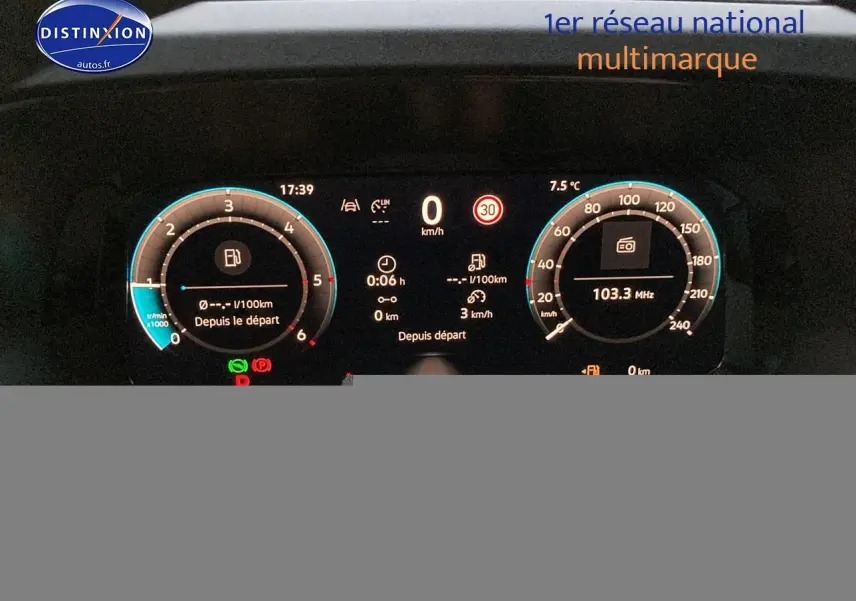 Tableau de bord numérique du Volkswagen Caddy 2.0 TDI 122 DSG7 affichant vitesse, compte-tours et radio.
